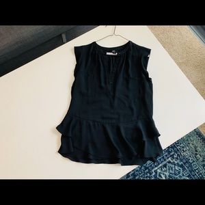🌿 Black Sleeveless Blouse w/Ruffle Bottom